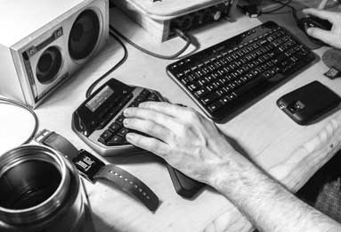 约翰逊29+9 丹尼尔斯三双率老鹰客场大胜掘金