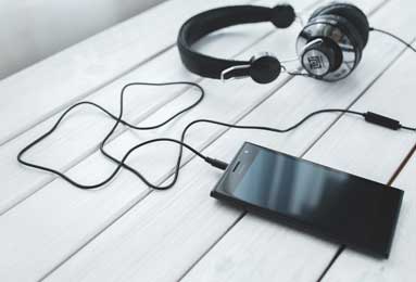 约翰逊29+9 丹尼尔斯三双率老鹰客场大胜掘金