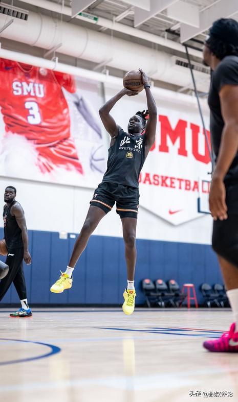 世俱杯赔率-还能回来吗？奥莫特身穿北京男篮训练服训练 球迷热议一边倒